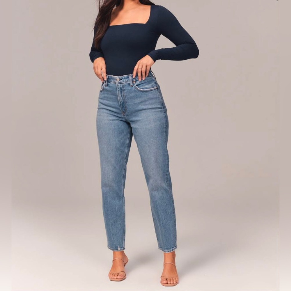 Abercrombie Curve Love High Rise Mom Jean, size 25